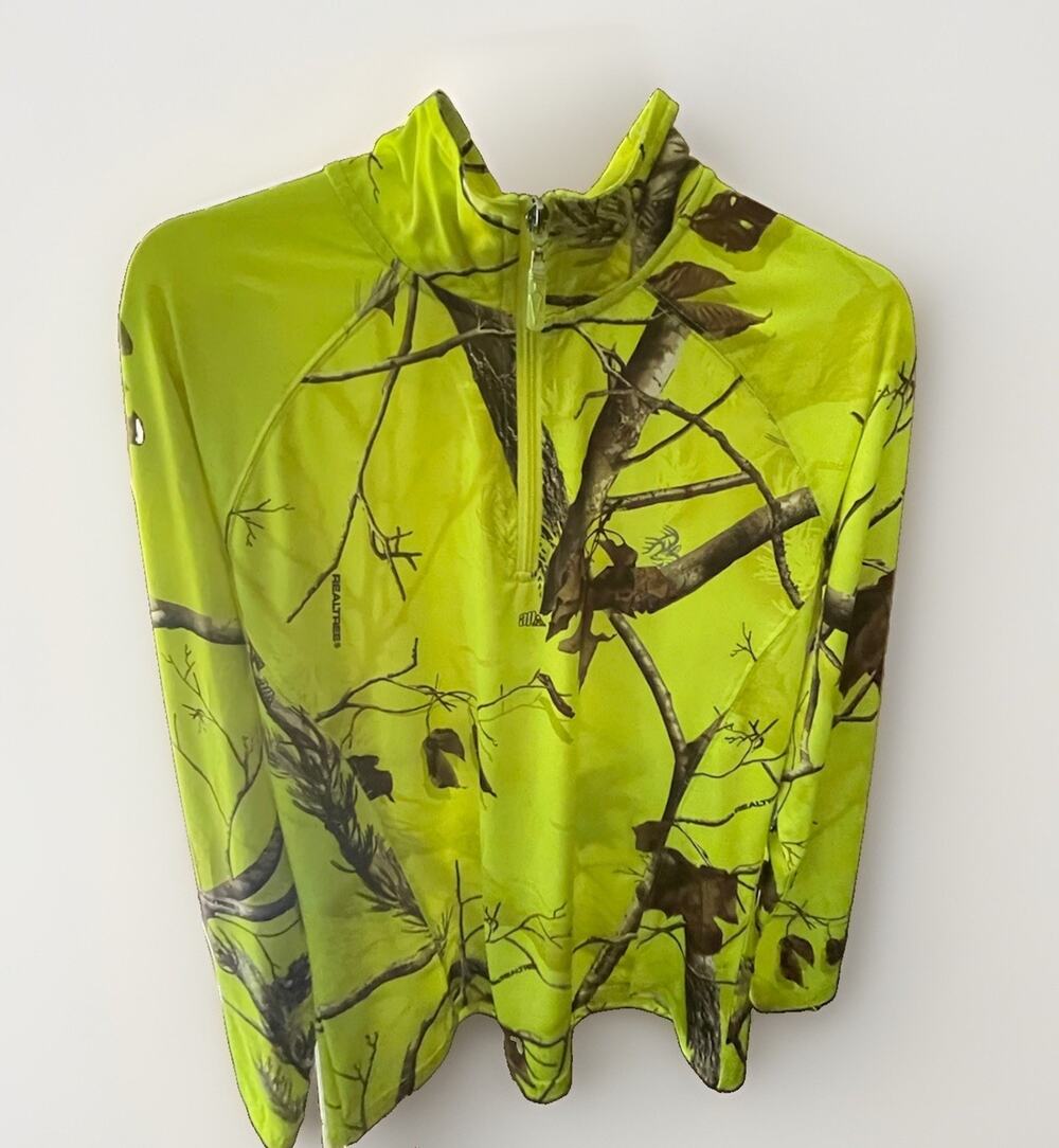 Legendary Whitetail Women’s L 1/4 Zip Pullover Shirt Neon Yellow Camo Realtree